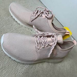 BNIB Roots pink running shoes size 9 1/2